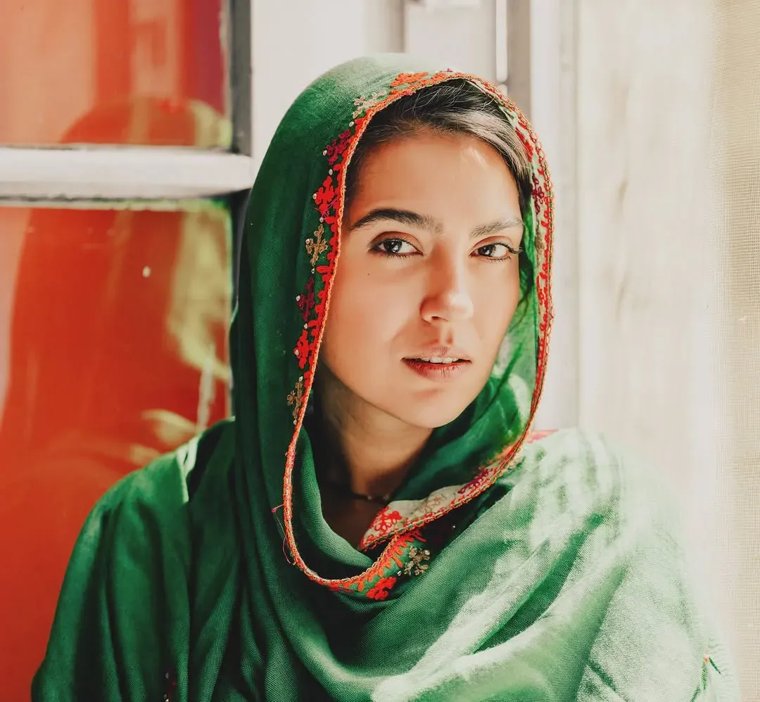 استایل جدید مونا کرمی در لباس سنتی