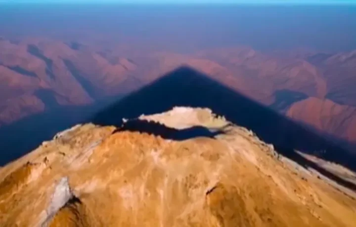 عکس: نمایی خاص از قله دماوند و سایه عظیم آن